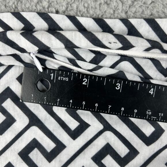 Shop Pop Fashion Women's Interlocking Chain Square Pattern Scarf With Zipper - Picture 7 of 9